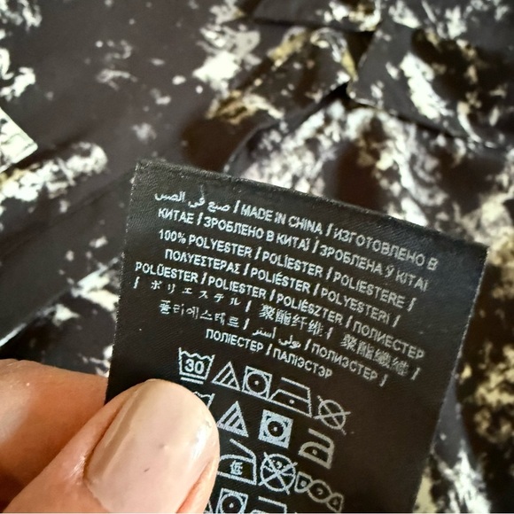 GUESS BLACK AND WHITE MARBLE PRINT TIE FRONT BUTTON DOWN BLOUSE SIZE XS - Picture 12 of 12